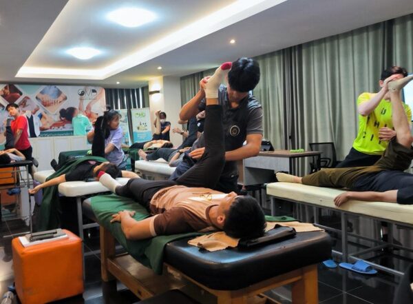 การนวดนักกีฬาและยืดเหยียดกล้ามเนื้อ (SPORTS MASSAGE AND PASSIVE STATIC STRETCHING) - Image 3